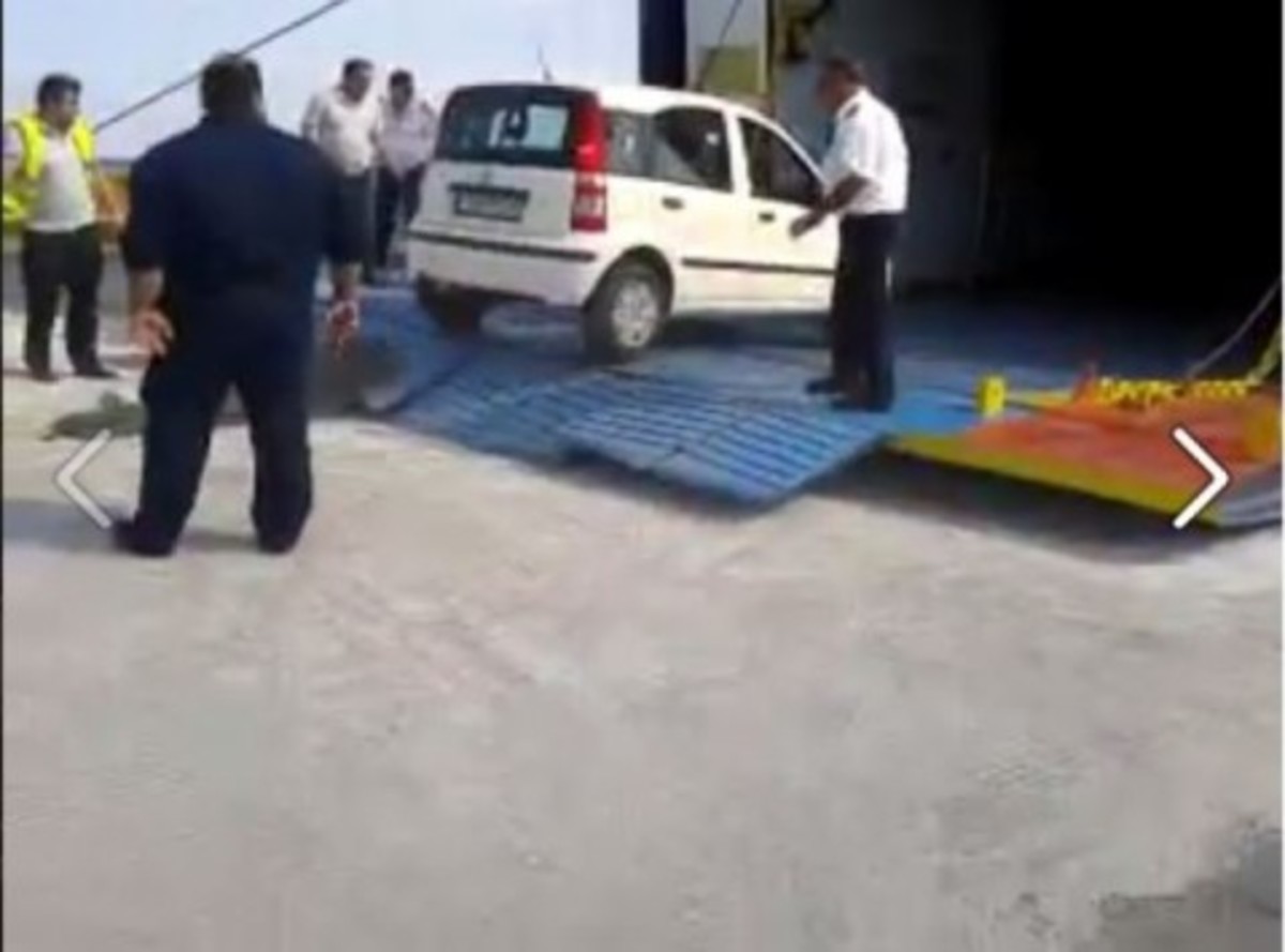Πρωτοφανής επιβίβαση ΙΧσε πλοίο