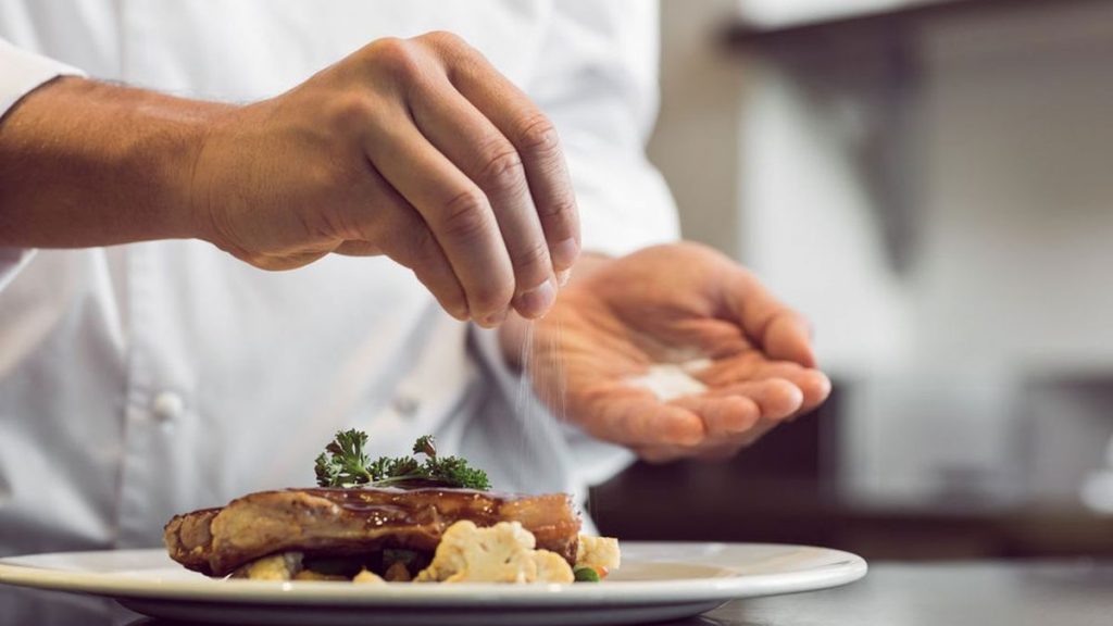 Αλάτι: Ποια μυρωδικά το αντικαθιστούν για να το μειώσετε χωρίς να χάσετε γεύση [πίνακας]