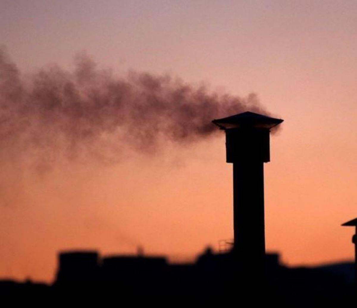 Πήραν… φωτιά τα τζάκια: Προσοχή στην αιθαλομίχλη – Τι πρέπει να ξέρετε