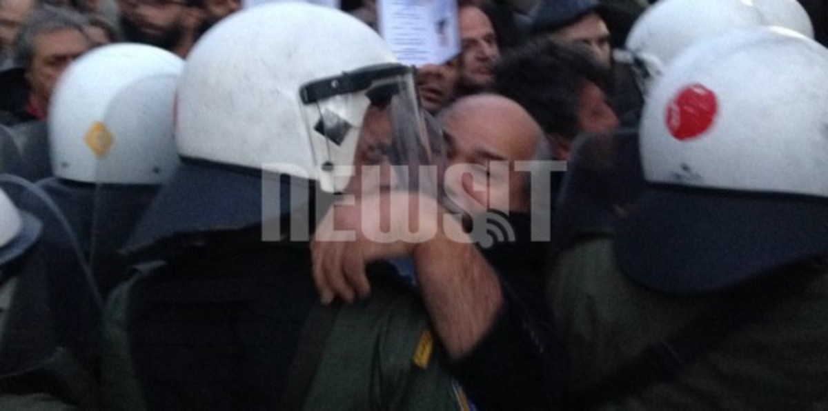 Τα ΜΑΤ σπρώχνουν βουλευτές