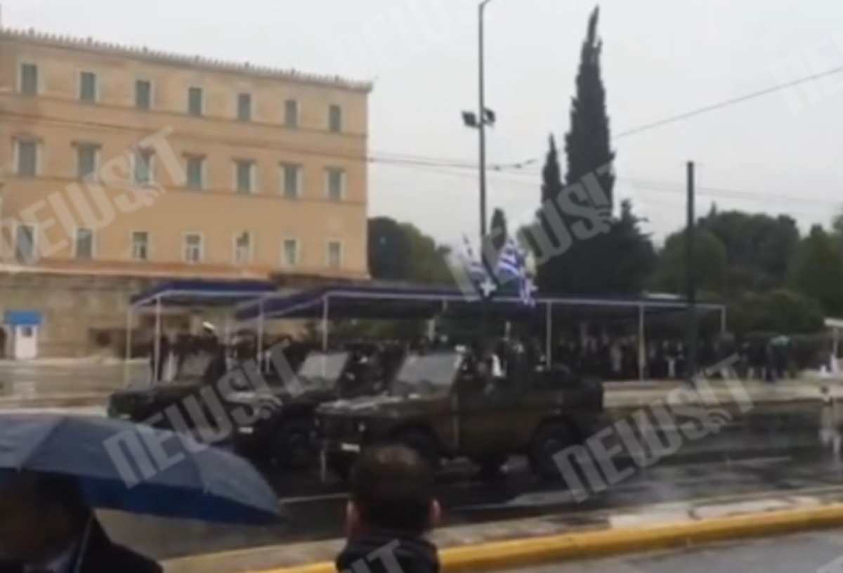 Υπό βροχή η παρέλαση