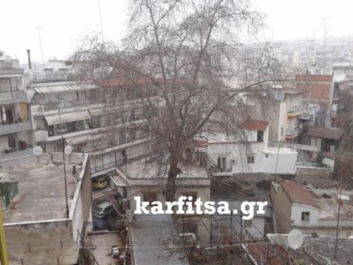 Χιονίζει στην Θεσσαλονίκη