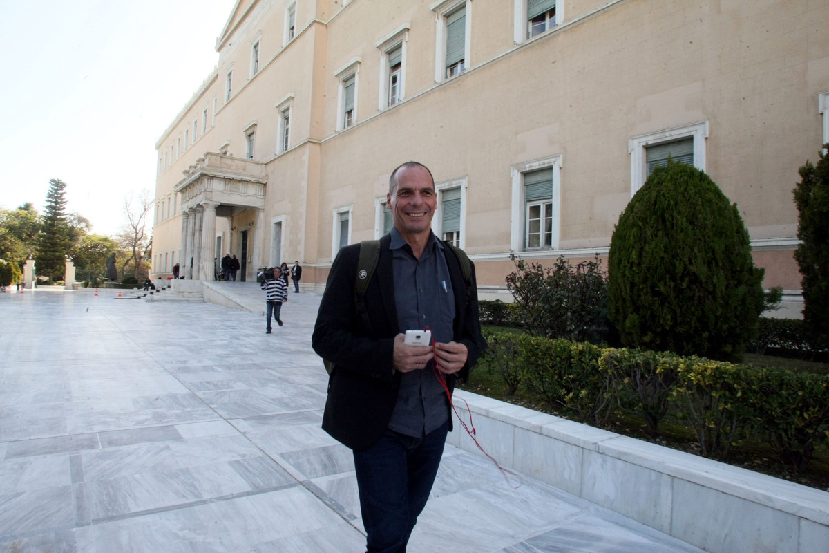 Βαρουφάκης στο Bloomberg: «Υπολογίζω πως η ΕΚΤ θα βοηθήσει την Ελλάδα να αποφύγει τη χρεοκοπία τον επόμενο μήνα»