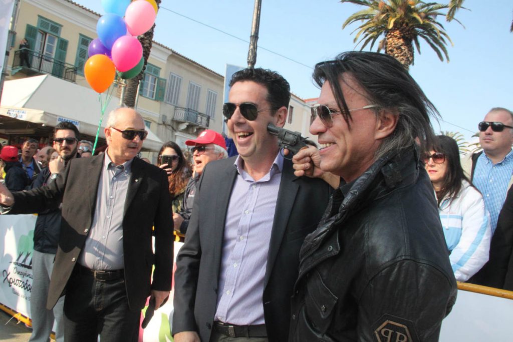 Ο Ψινάκης… πήρε το όπλο του και απείλησε δήμαρχο! (ΦΩΤΟ)