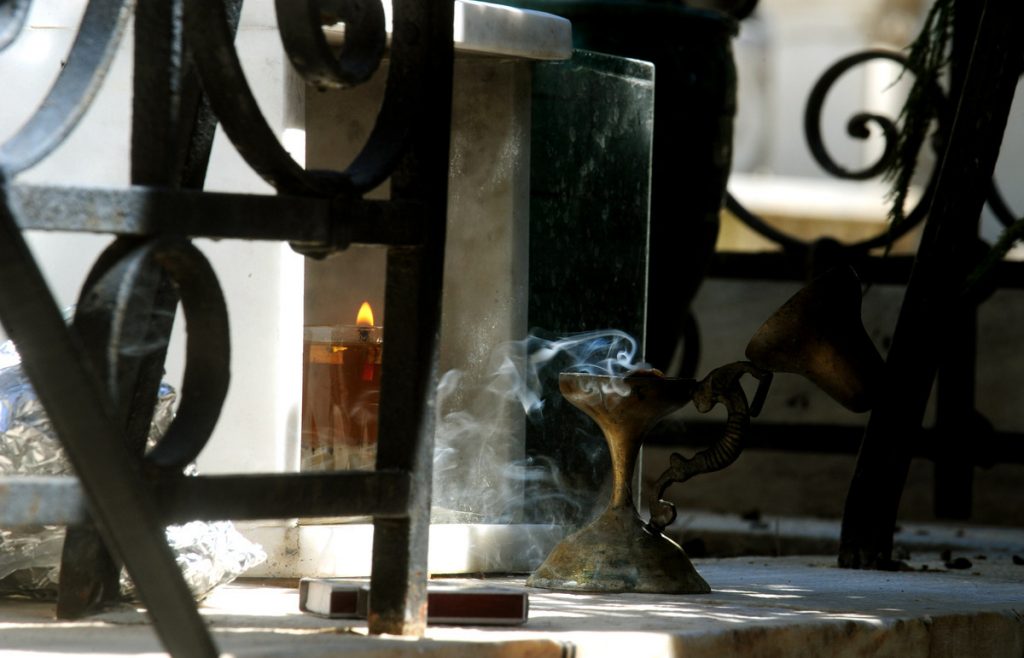 Ηράκλειο: Βρήκε στον τάφο του πατέρα της, θαμμένη μια γυναίκα…