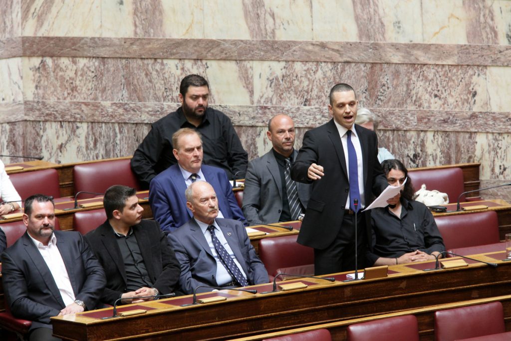 “Σκοτώθηκαν” Βαρουφάκης – Κασιδιάρης στη Βουλή