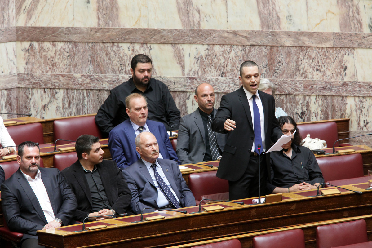 “Σκοτώθηκαν” Βαρουφάκης – Κασιδιάρης στη Βουλή