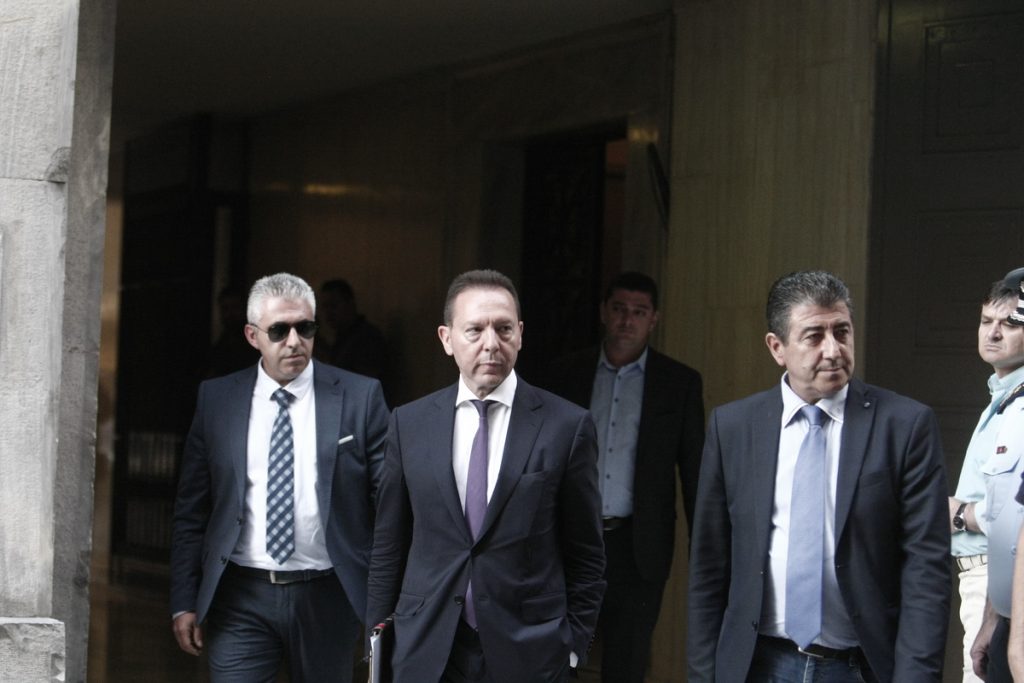 Πρόεδρε Ζωή στείλε το φρούραρχο να σου φέρει σιδηροδέσμιο το Στουρνάρα
