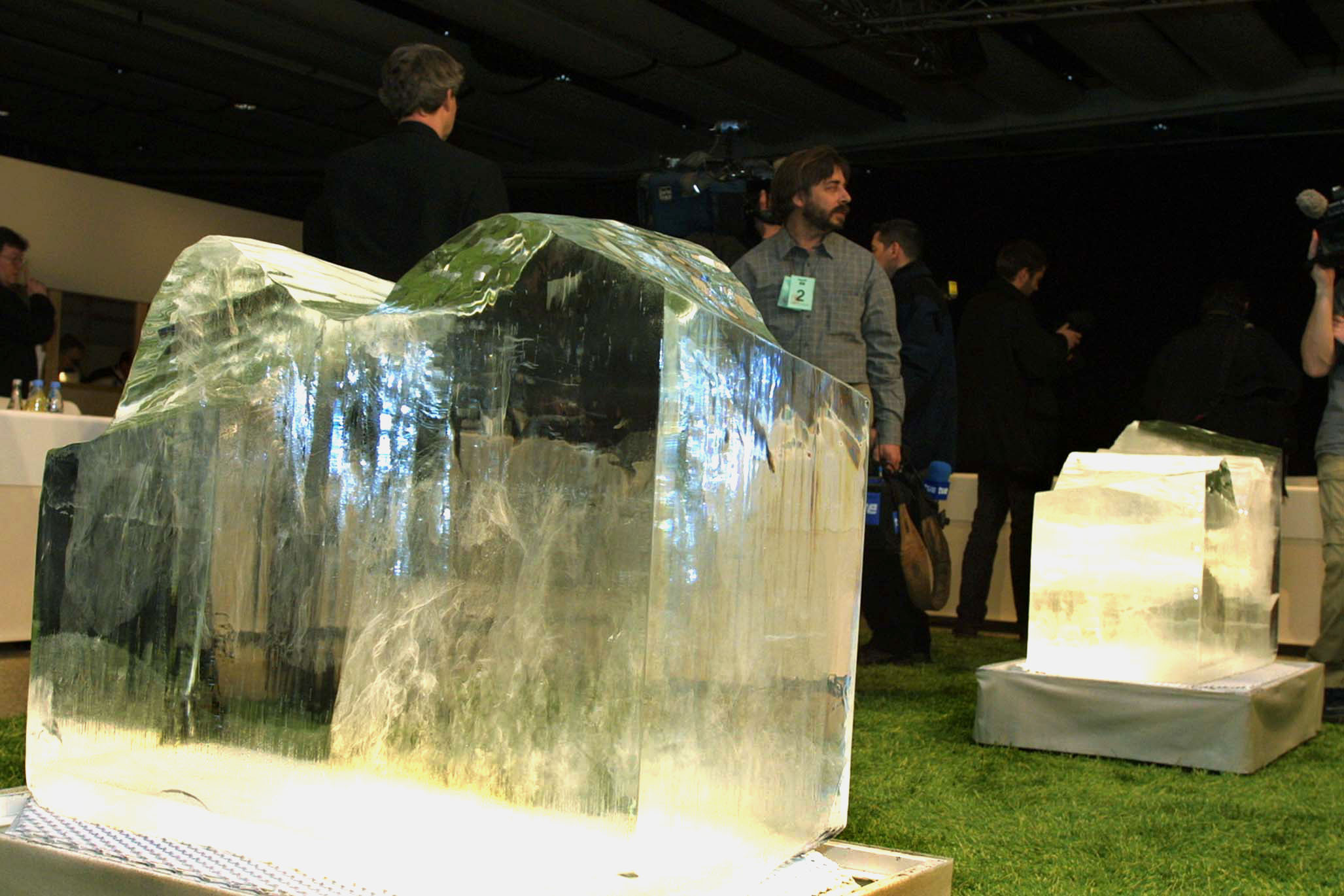 Θα πετάξουν κομμάτια πάγου στην Βουλή!