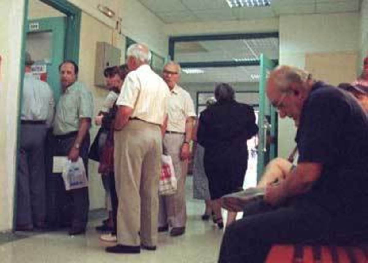 Από σήμερα το μαχαίρι στις συντάξεις – Δείτε τους πίνακες