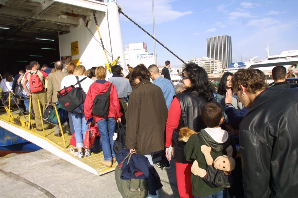 Οι ουρές αυτές ανήκουν στο παρελθόν ΦΩΤΟ ΑΡΧΕΙΟΥ EUROKINISSI