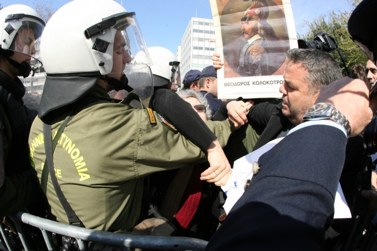 Ένταση σε διαμαρτυρία πολιτών στην παρέλαση της Αθήνας – ΦΩΤΟ
