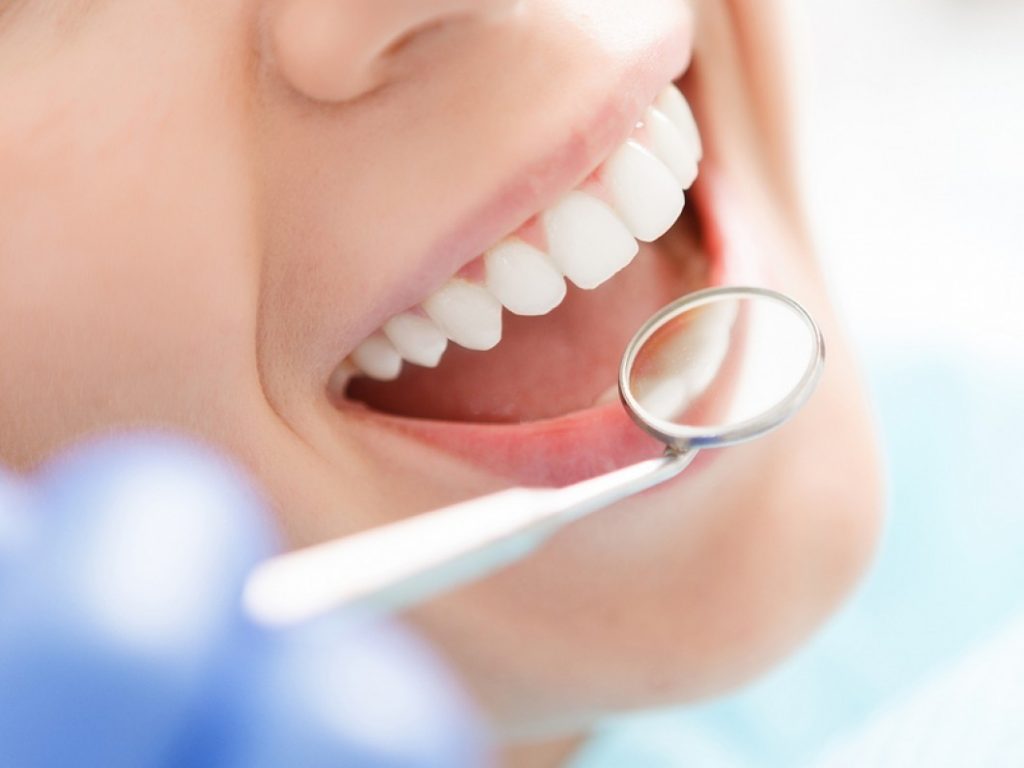 Οδοντικές κοιλότητες: Αίτια, τρόποι ανακούφισης του πόνου και μέθοδοι πρόληψης