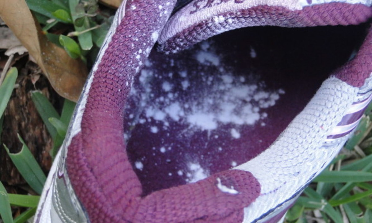 Τι σκόνη να βάλετε στα παπούτσια για να μην μυρίζουν στο σπίτι! [vid]