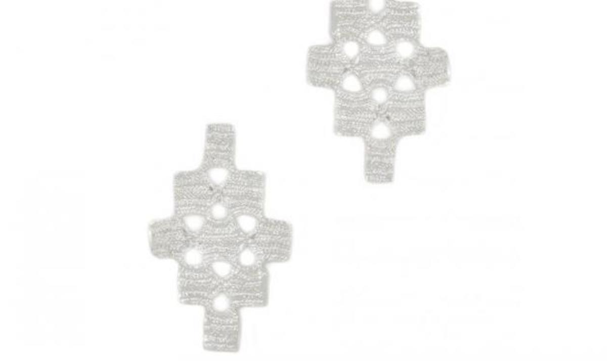 Τα σκουλαρίκια που θα σε κάνουν να λάμψεις αυτό το τριήμερο!