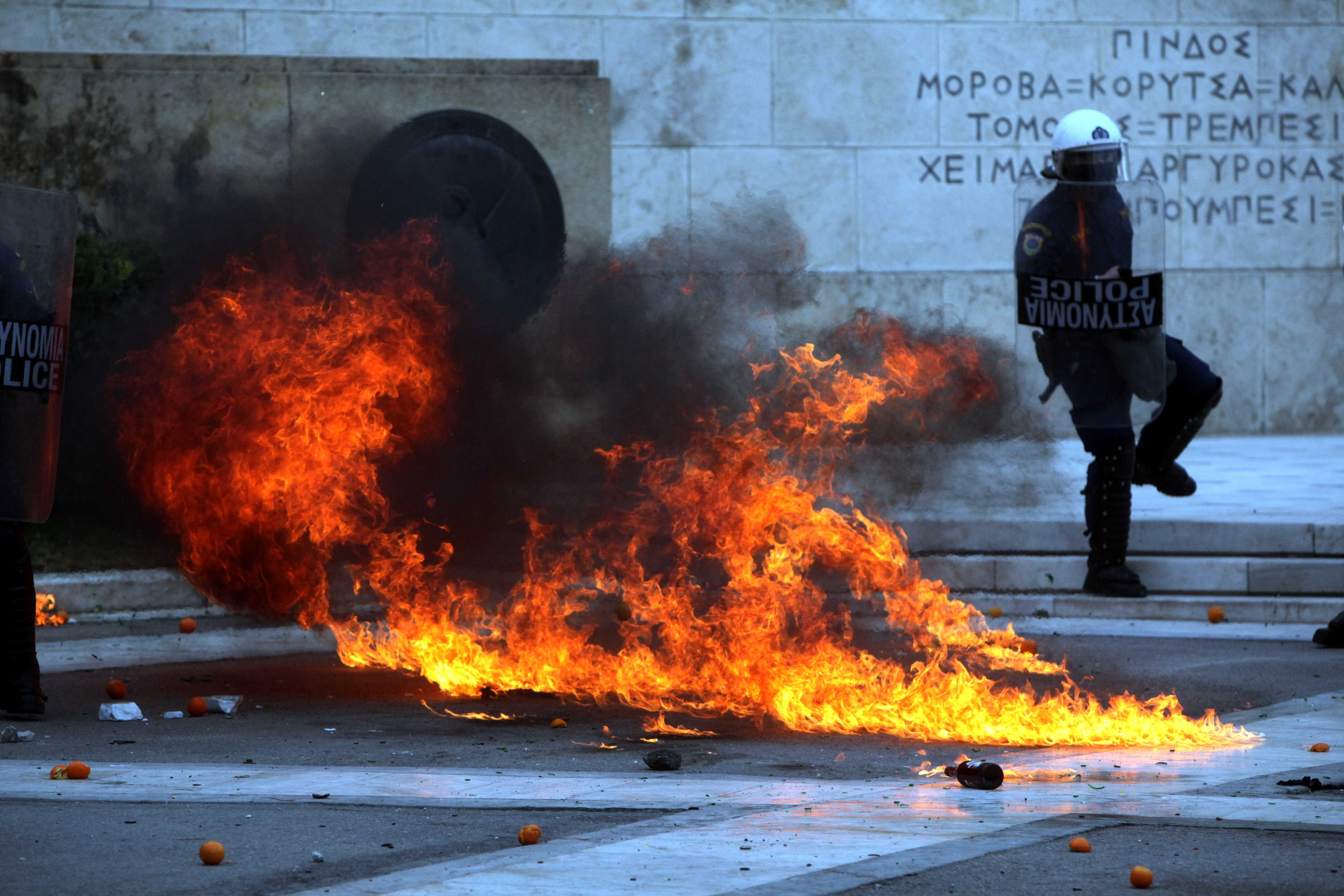 Συγκλονιστικά στιγμιότυπα από τα επεισόδια στο κέντρο