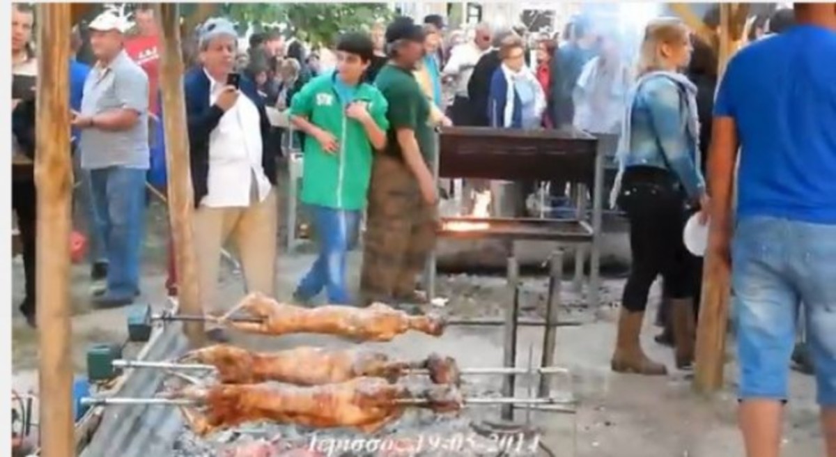 Σουβλίζουν αρνιά στην Ιερισσό