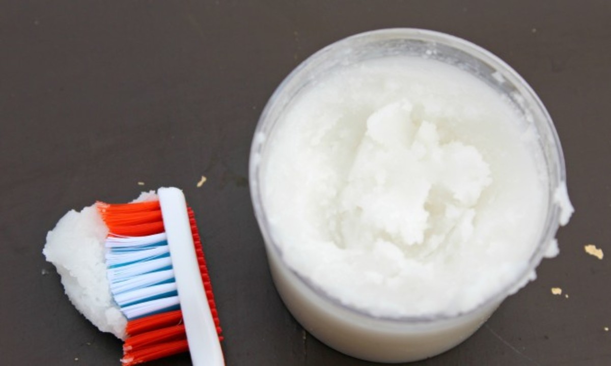 Γιατί να βουρτσίζετε τα δόντια σας με καρυδέλαιο – Πώς θα φτιάξετε την οδοντόκρεμα