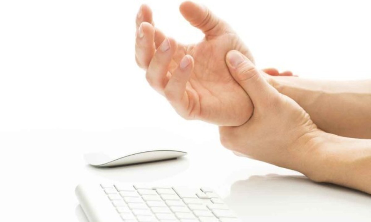 Σύνδρομο καρπιαίου σωλήνα: Ποια δάχτυλα επηρεάζονται – Τι ασκήσεις να κάνετε (εικόνες)