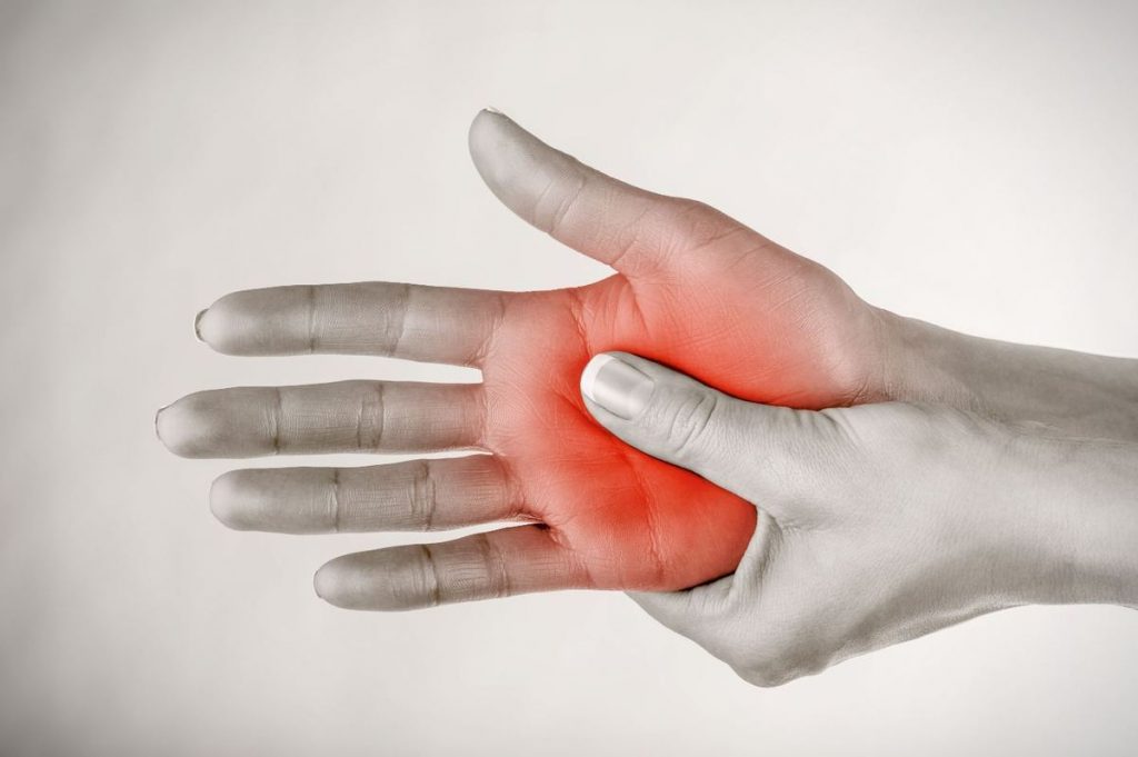 Μούδιασμα στα άκρα: Όλες οι ύπουλες αιτίες – Πότε πρέπει να πάτε στο γιατρό