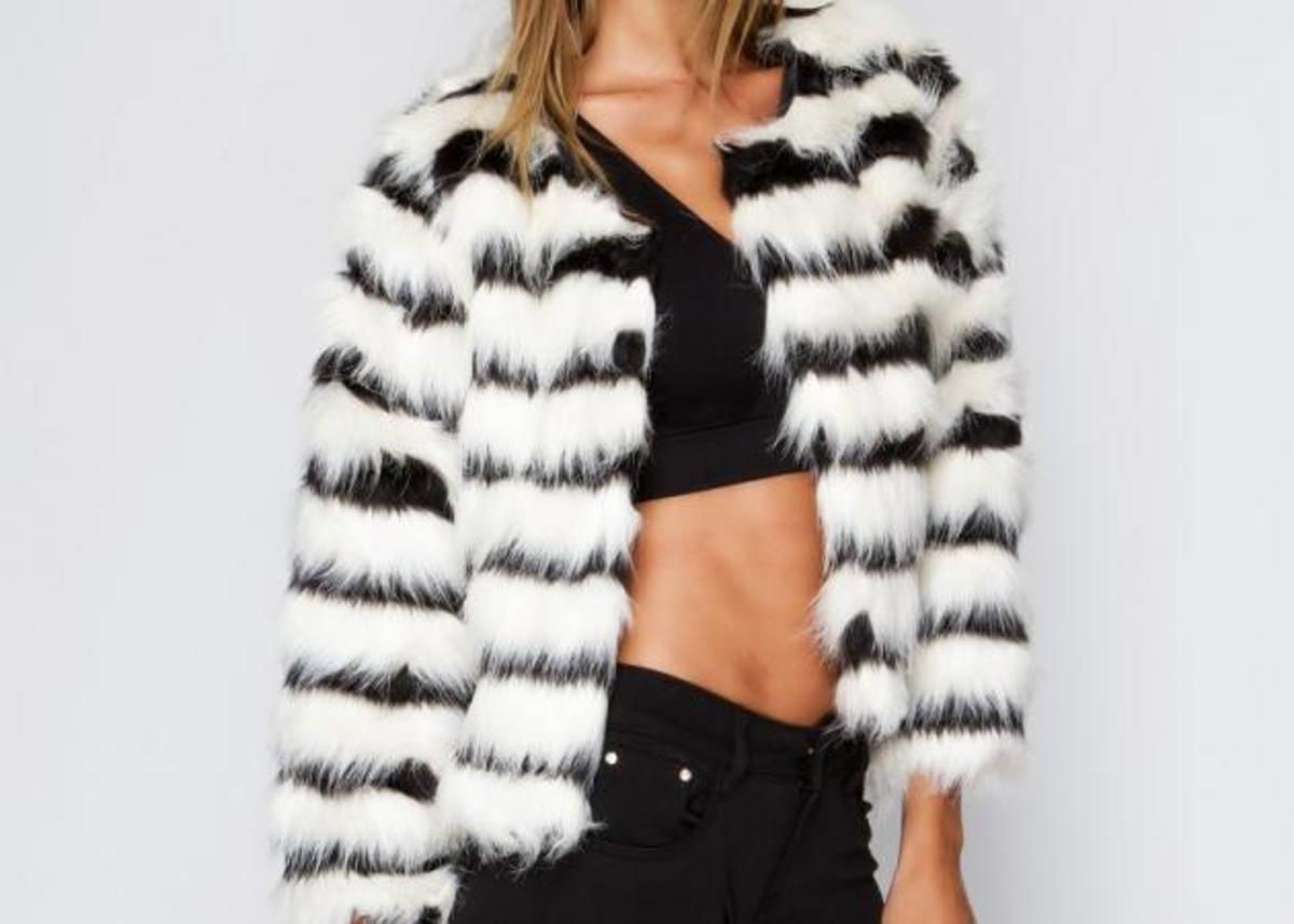 Ασπρόμαυρο γούνινο παλτό: Μπορεί να γίνει δικό σου με έκπτωση 30%