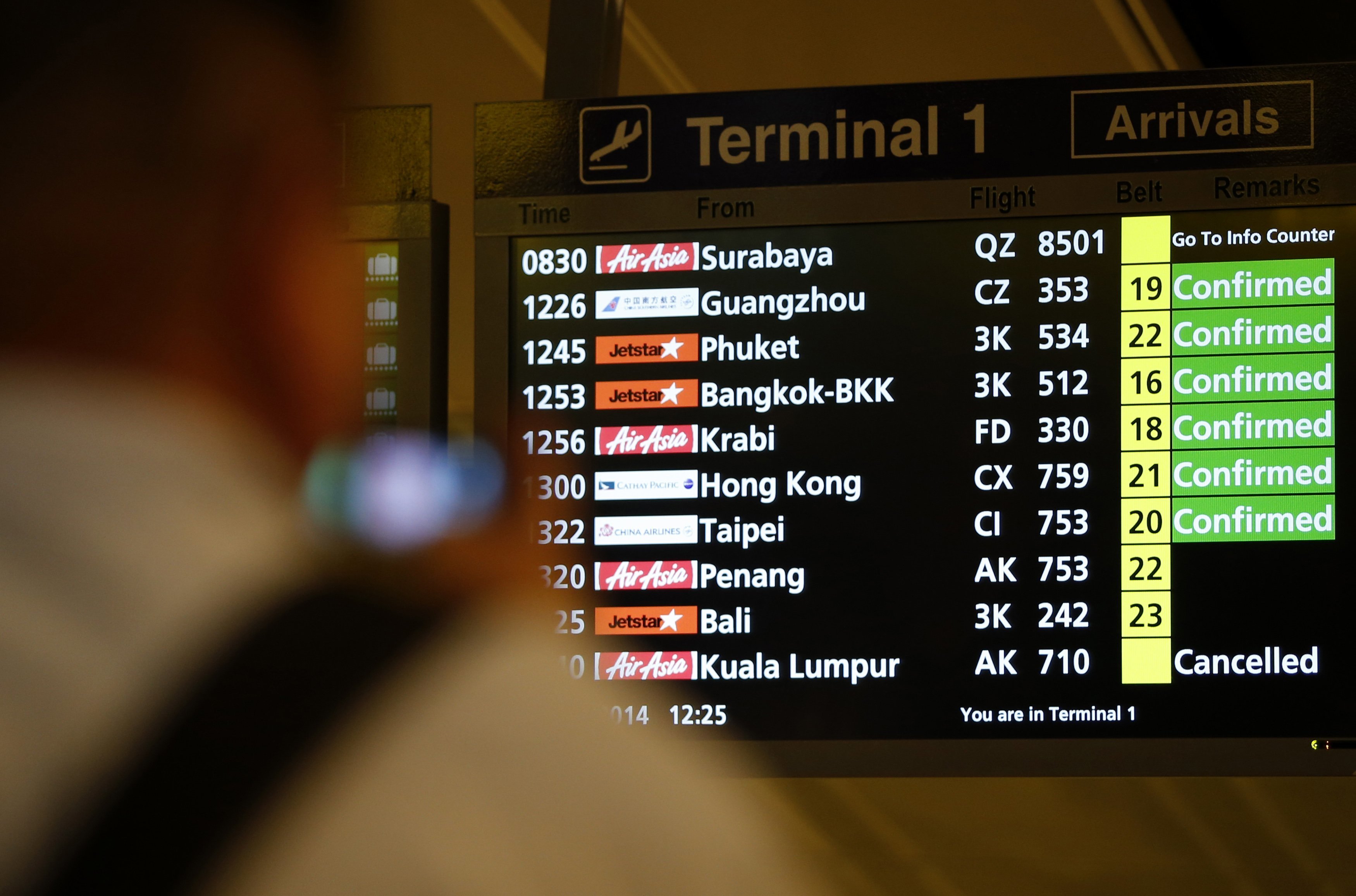 Στο βυθό της θάλασσας το αεροσκάφος της AirAsia, λέει ο επικεφαλής των ερευνών