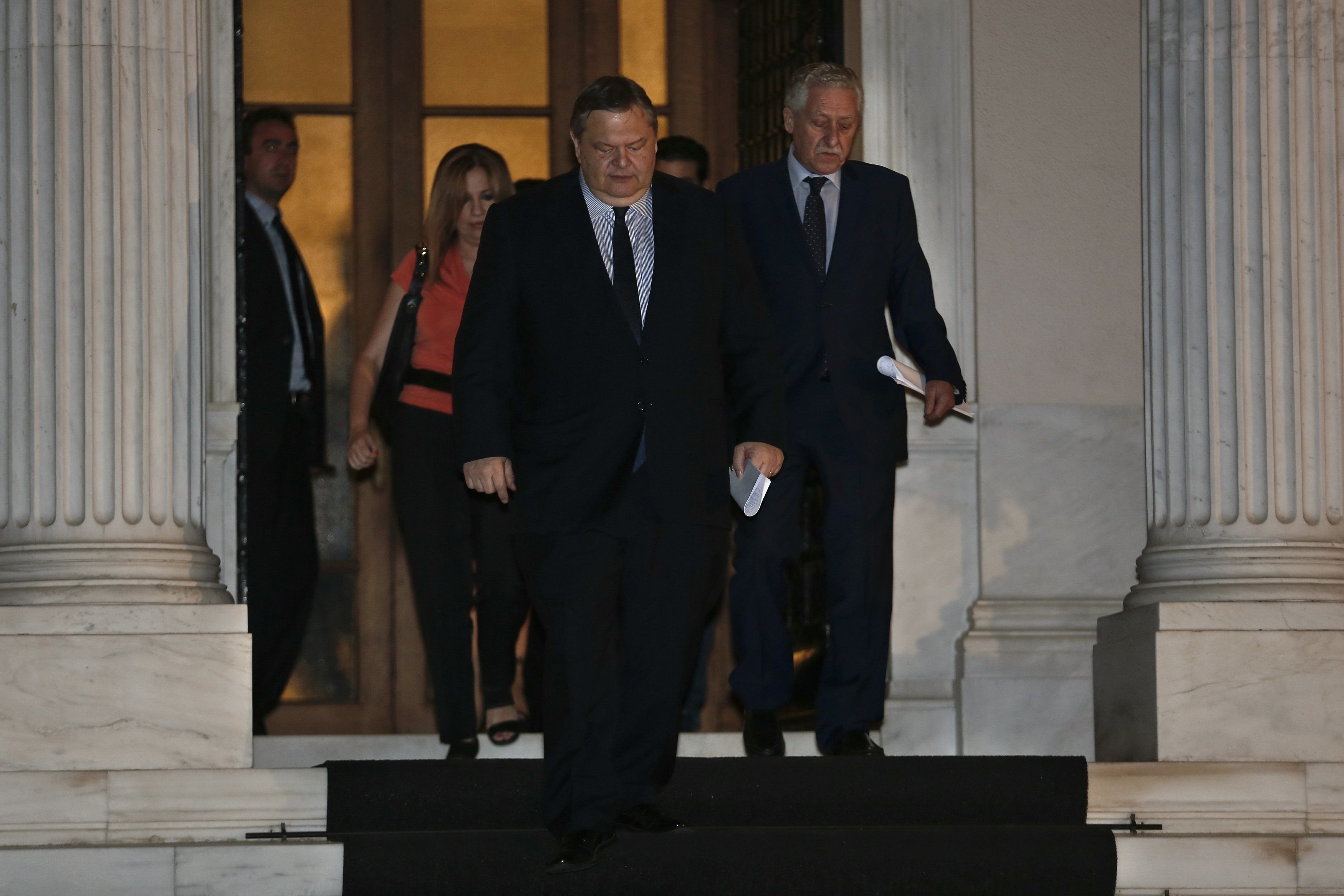 ΠΑΣΟΚ: Η κρίση δεν τελείωσε! Ποιός σας είπε ότι δεχτήκαμε το σχέδιο Σαμαρά για την ΕΡΤ; Ζητήσαμε να φέρει νεο την Τετάρτη!