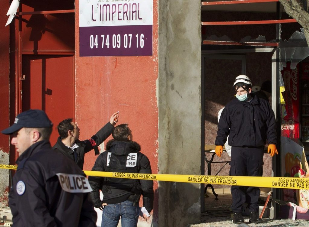 Κεφάλι και εντόσθια γουρουνιού κρεμασμένα στην πόρτα ενός τζαμιού!
