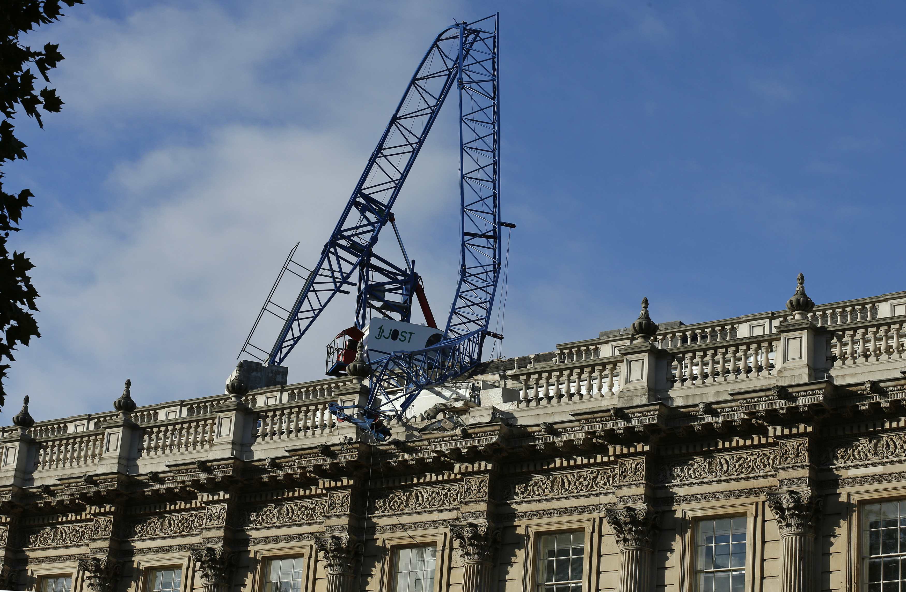 Η καταιγίδα που παρέλυσε μια χώρα! Γερανός έπεσε από τον αέρα στην έδρα του υπουργικού συμβουλίου της Βρετανίας! Εικόνες που κόβουν την ανάσα!