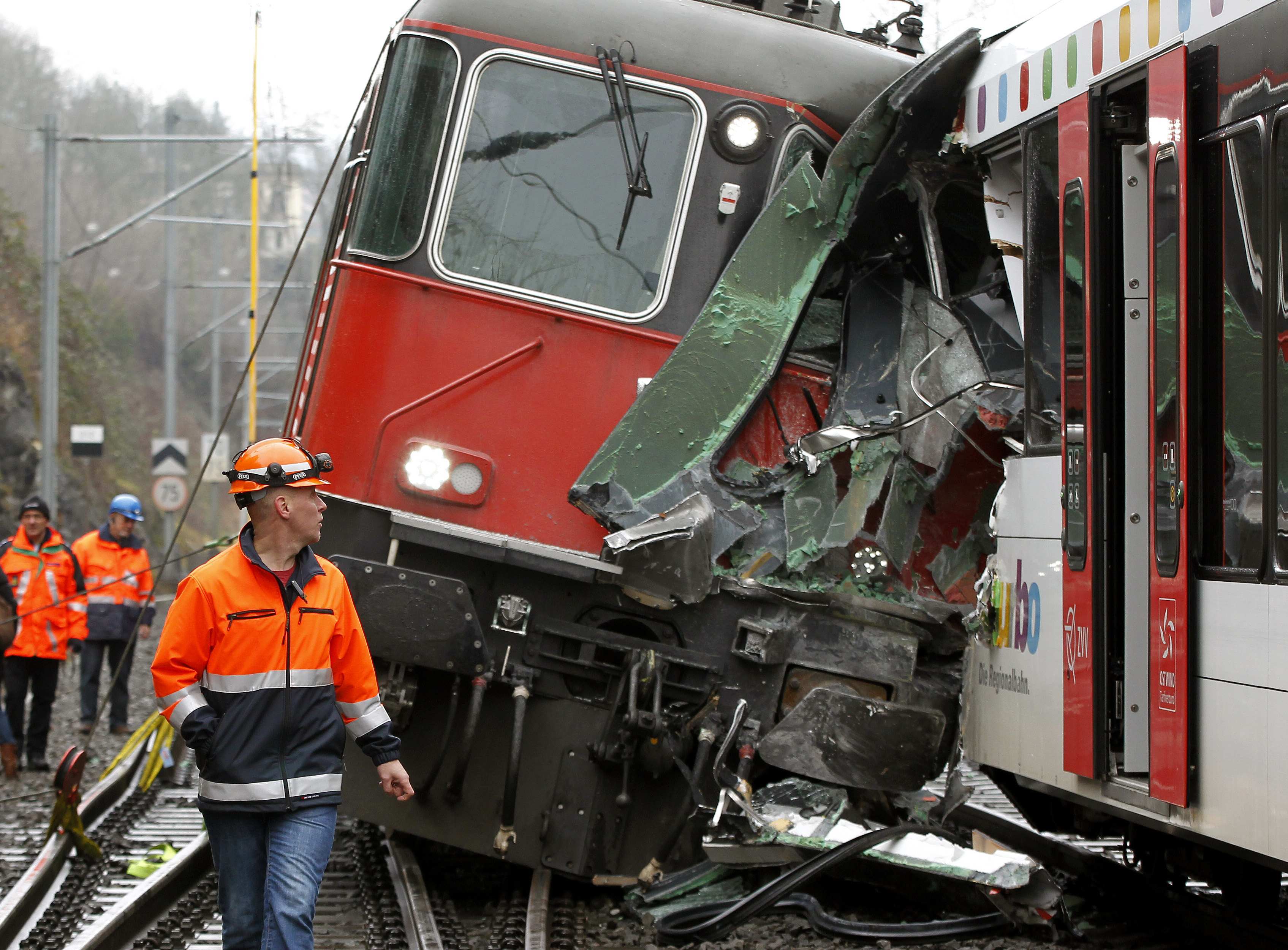 17 οι τραυματίες από την σύγκρουση 2 τρένων στην Ελβετία