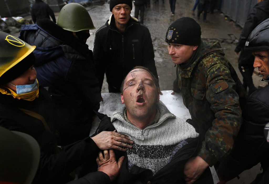 Πυροβολούν στο ψαχνό! Video σοκ από τη στιγμή που ελεύθεροι σκοπευτές “εκτελούν” διαδηλωτές στο Κίεβο – Δεκάδες οι νεκροί, χάος στην Ουκρανία
