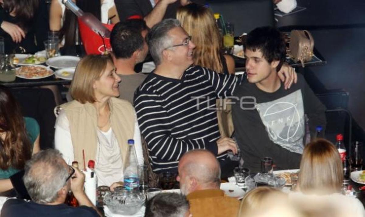 Θοδωρής Ρουσόπουλος: Σε σπάνια έξοδο με τον γιο του και την Μάρα Ζαχαρέα