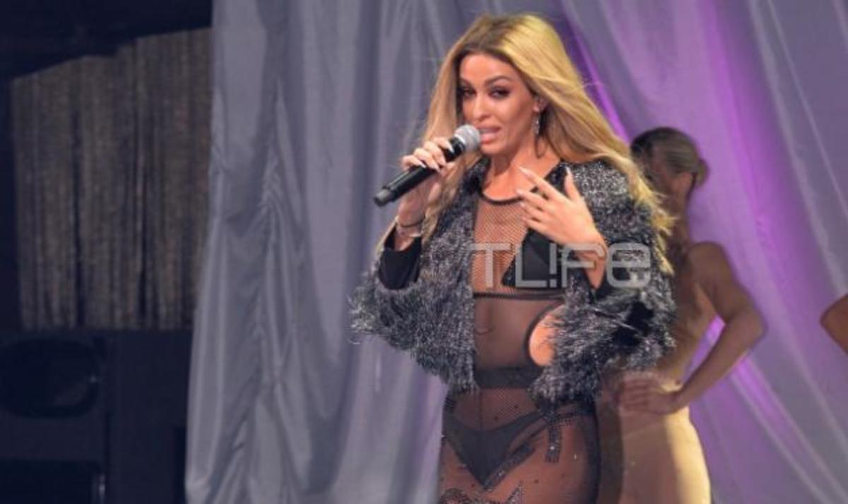 Με ποιον κοιμάται αγκαλιά στον καναπέ η Ελένη Φουέιρα;