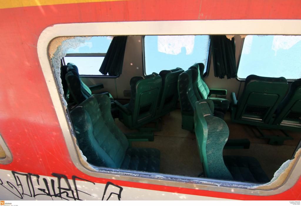 Εκτροχιασμός τρένου – Συγκλονιστική μαρτυρία επιβάτη: “Τα καθίσματα έπεφταν πάνω μας”