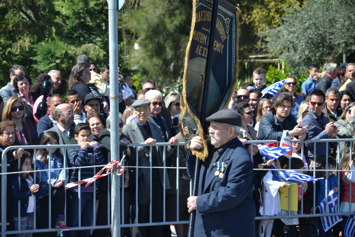 Παρέλασε στα 95 του! Συγκίνηση και περηφάνια για τον τελευταίο ήρωα της Λέσβου [pics]