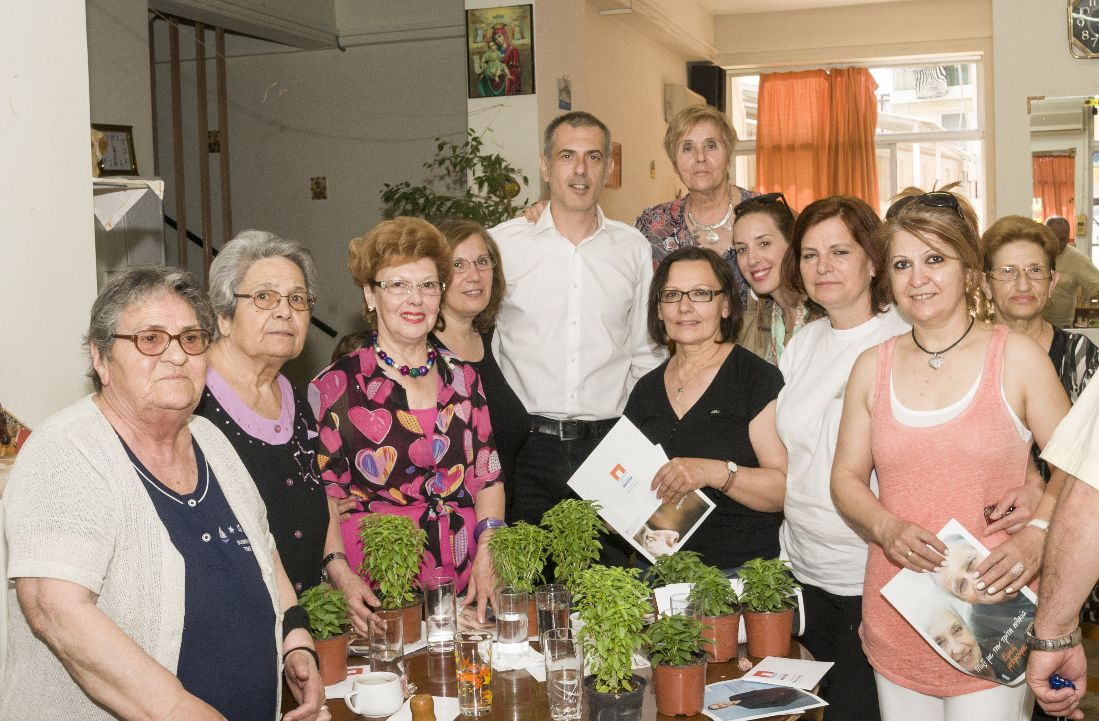 Εκλογές 2014: Περιοδεία Μώραλη στις γειτονιές του Πειραιά