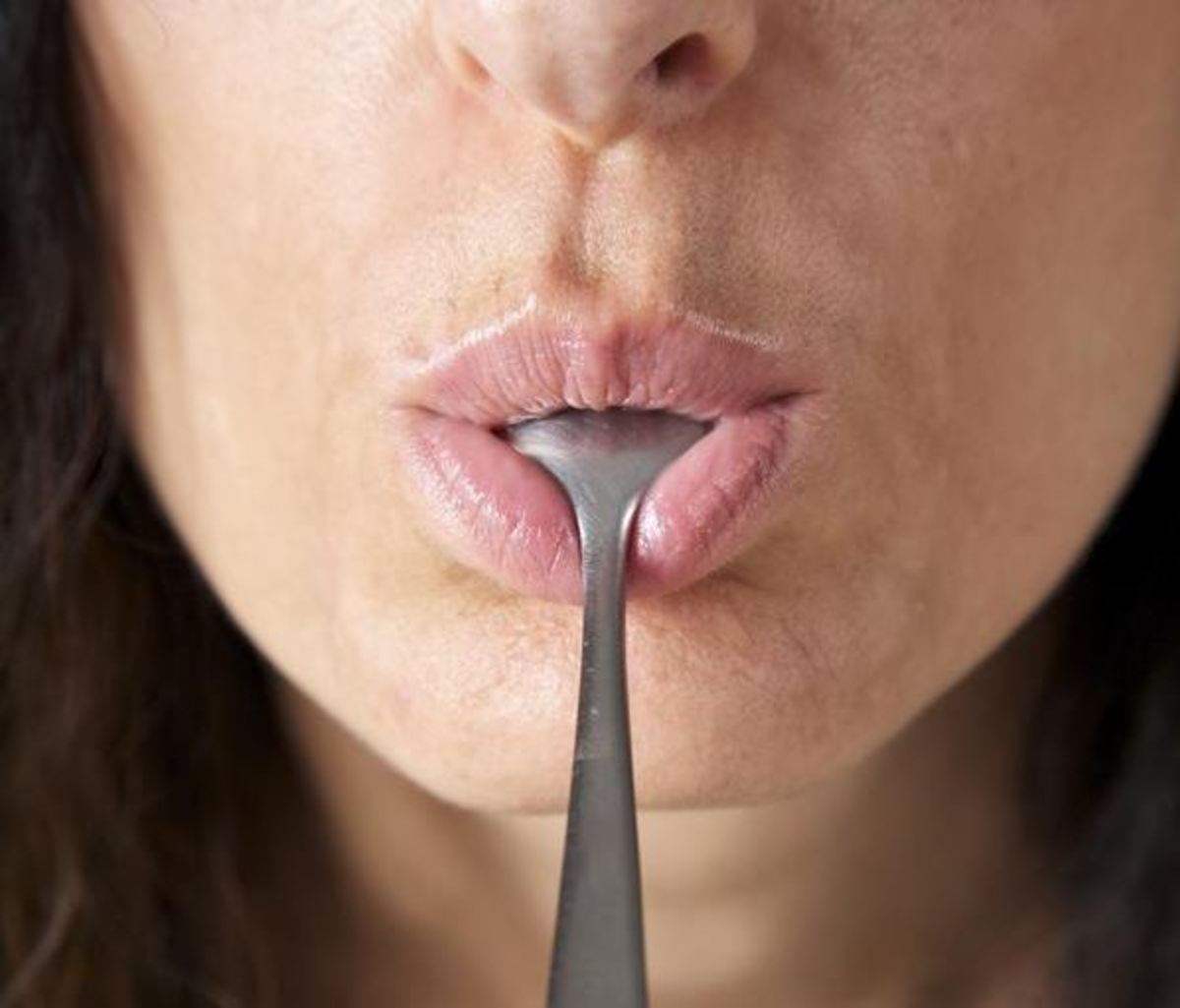 Μεταλλική γεύση στο στόμα: Πού οφείλεται και τι μπορείτε να κάνετε