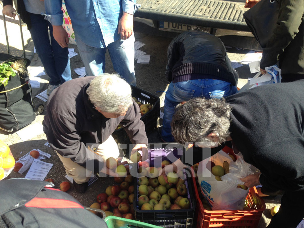 Το κόμμα της πείνας! Πλιάτσικο στον Κολωνό στην διανομή δωρεάν προϊόντων – Σπρώχνονται και ποδοπατιούνται για μια σακούλα τρόφιμα!