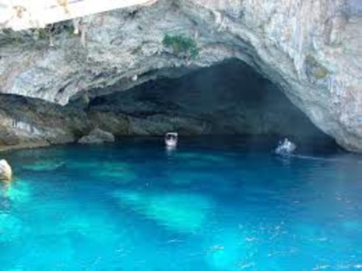 Ιόνιο: Γνωρίστε τη σπηλιά με τα καταγάλανα νερά που εντυπωσιάζει – Ο θρύλος που την συνοδεύει και συναρπάζει τους τουρίστες (Βίντεο)!