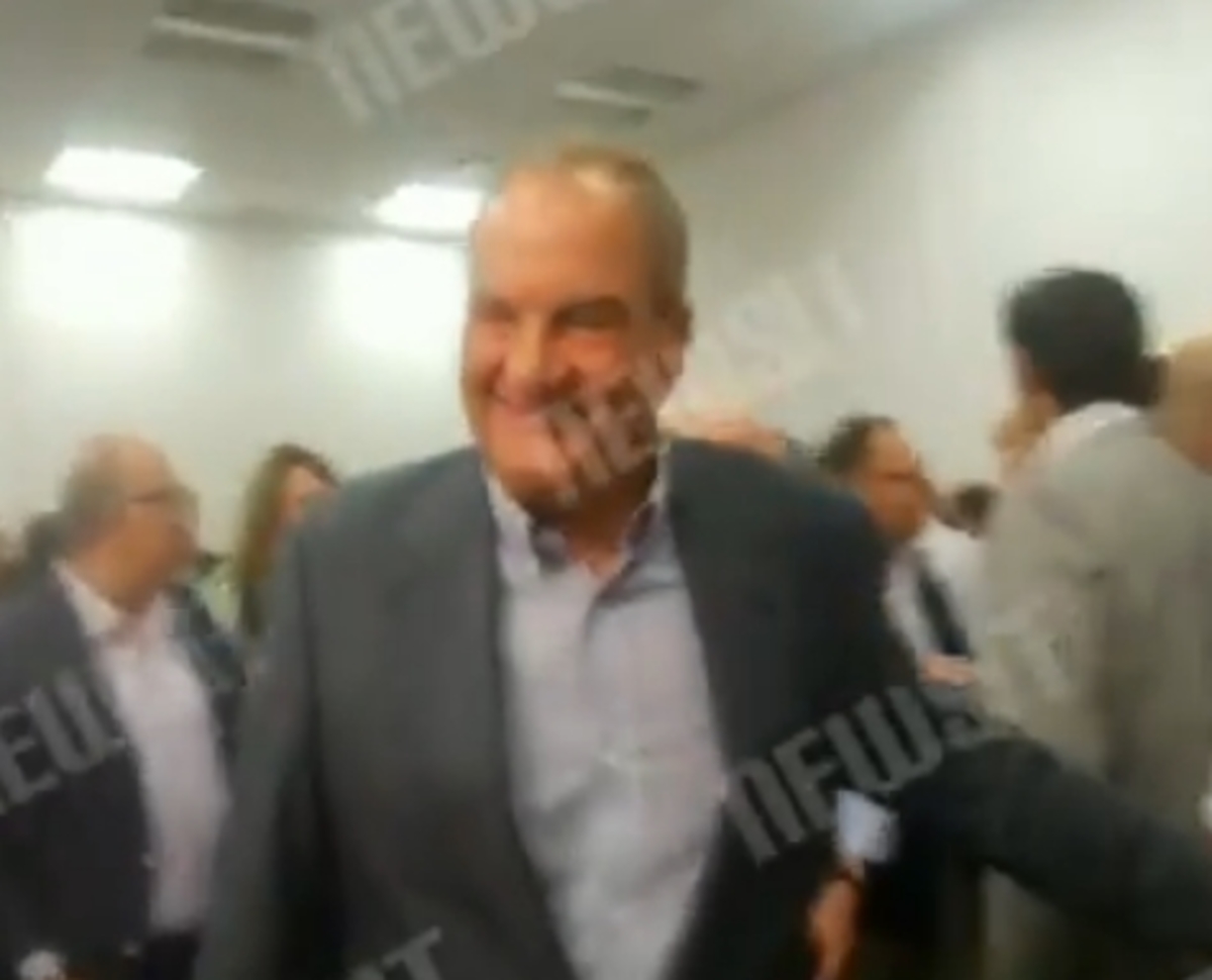 Χειροκροτήματα για Κώστα Καραμανλή