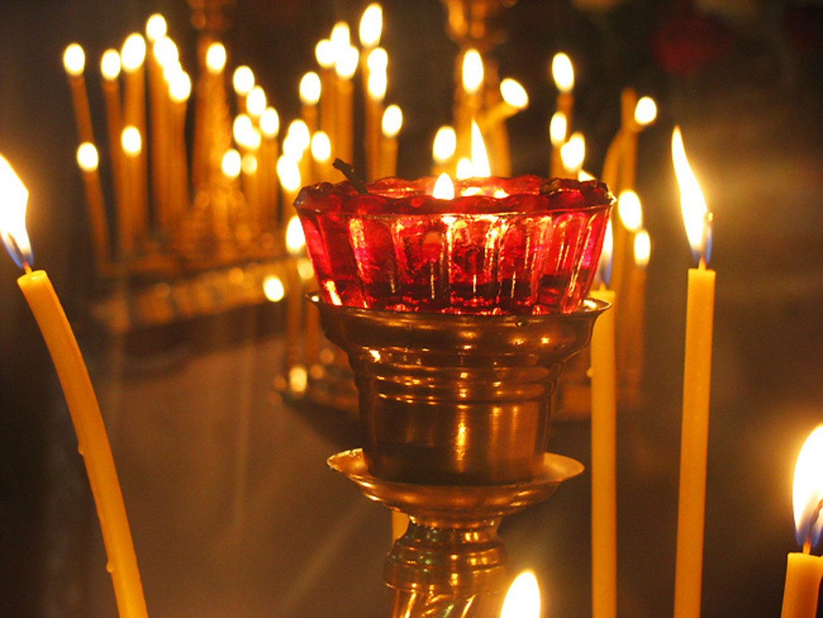 В церкви горят свечи. Свечи в церкви. Горящие свечи в храме. Горящая лампада в храме. В храме Лампады и свечи.