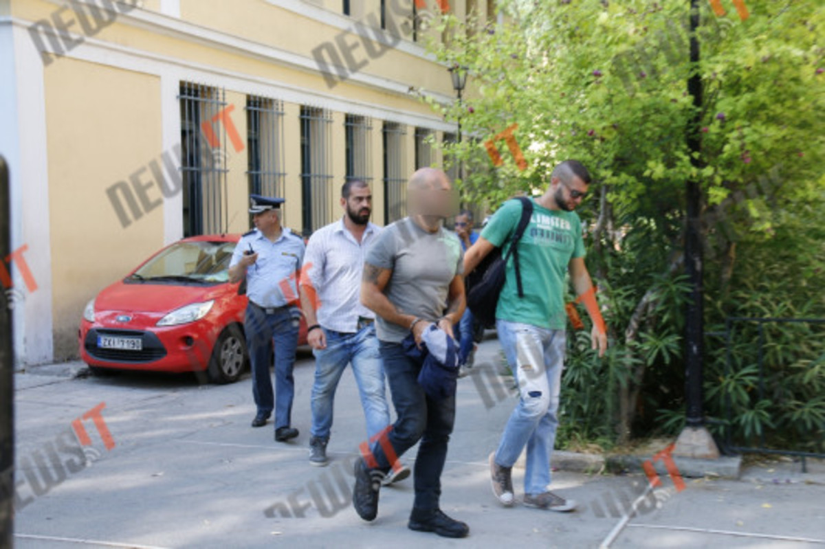 Μέλος Ρουβίκωνα στο αυτόφωρο