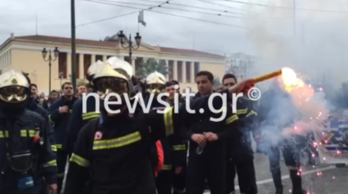 Καπνογόνα πυροσβεστών στην Αθήνα