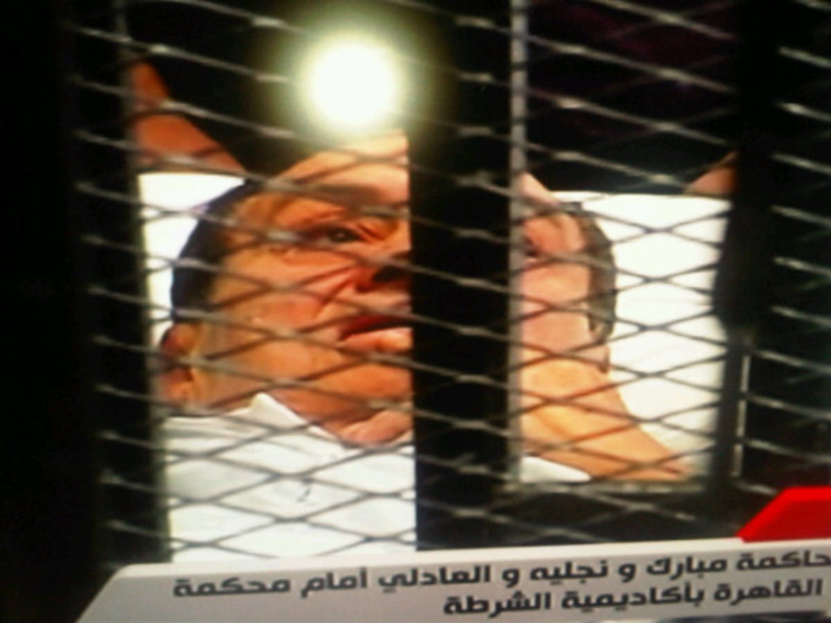 Ο άλλοτε ισχυρός άνδρας της Αιγύπτου στο δικαστήριο πάνω σε φορείο