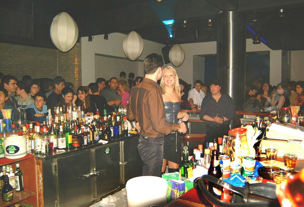 Λαμία: Πελάτες bar ξυλοκόπησαν ιδιοκτήτη και υπάλληλο για να τους κλέψουν!