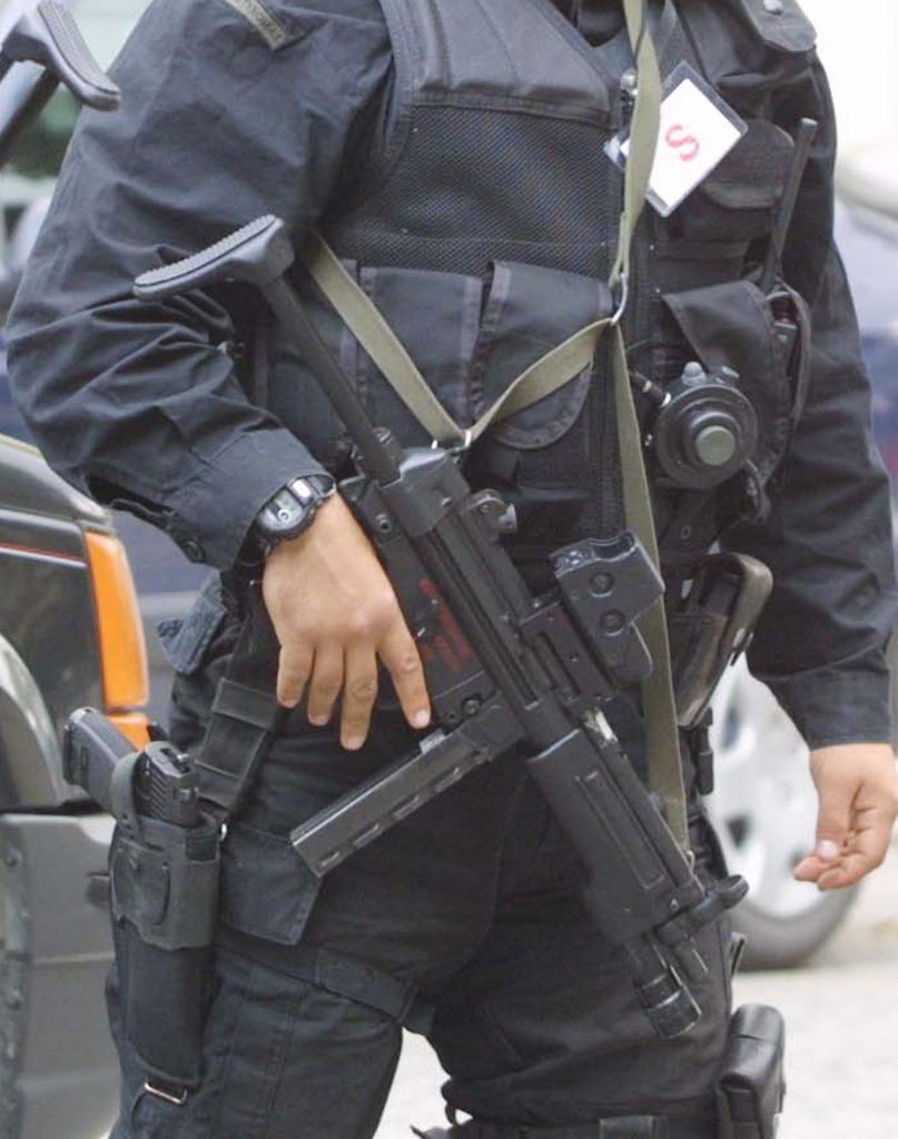 “Πρωην υπουργός έχει στην ασφάλειά του 40 με 45 αστυνομικούς!”