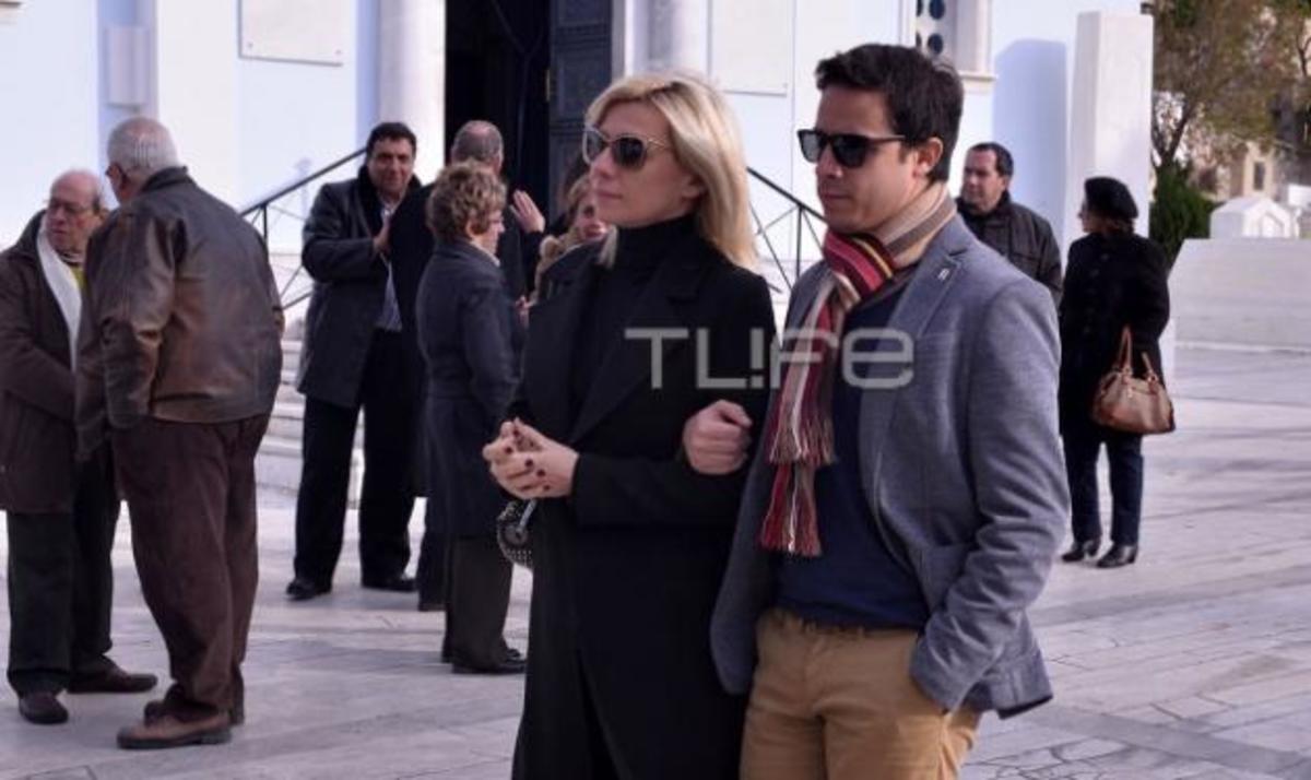 Βούρκωσε η Κατερίνα Καραβάτου στην κηδεία του Σεραφείμ Φυντανίδη