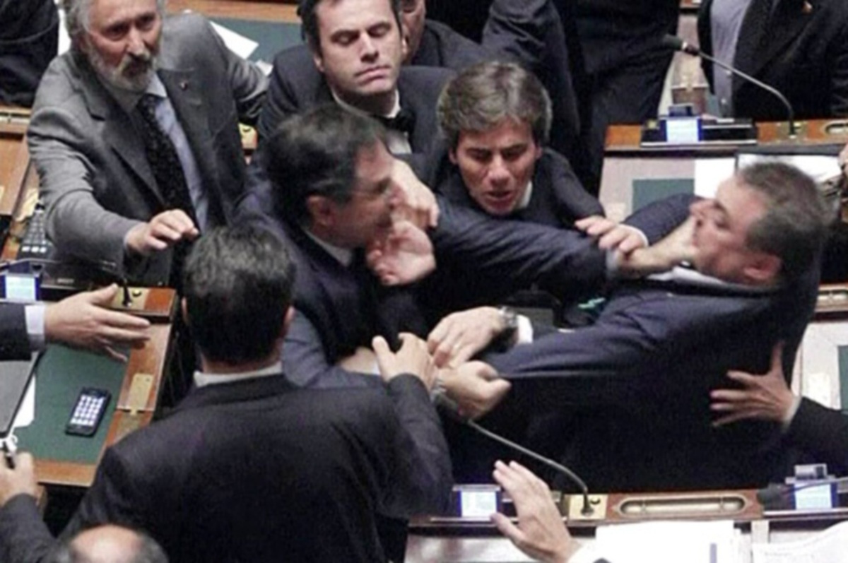 Άγριο ξύλο στο ιταλικό κοινοβούλιο – Δείτε βίντεο