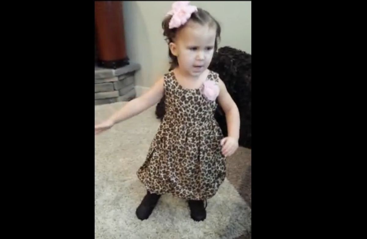 “Ακούς το μπάσο μαμά;” – Εκπληκτικό βίντεο με 3χρονη ράπερ!