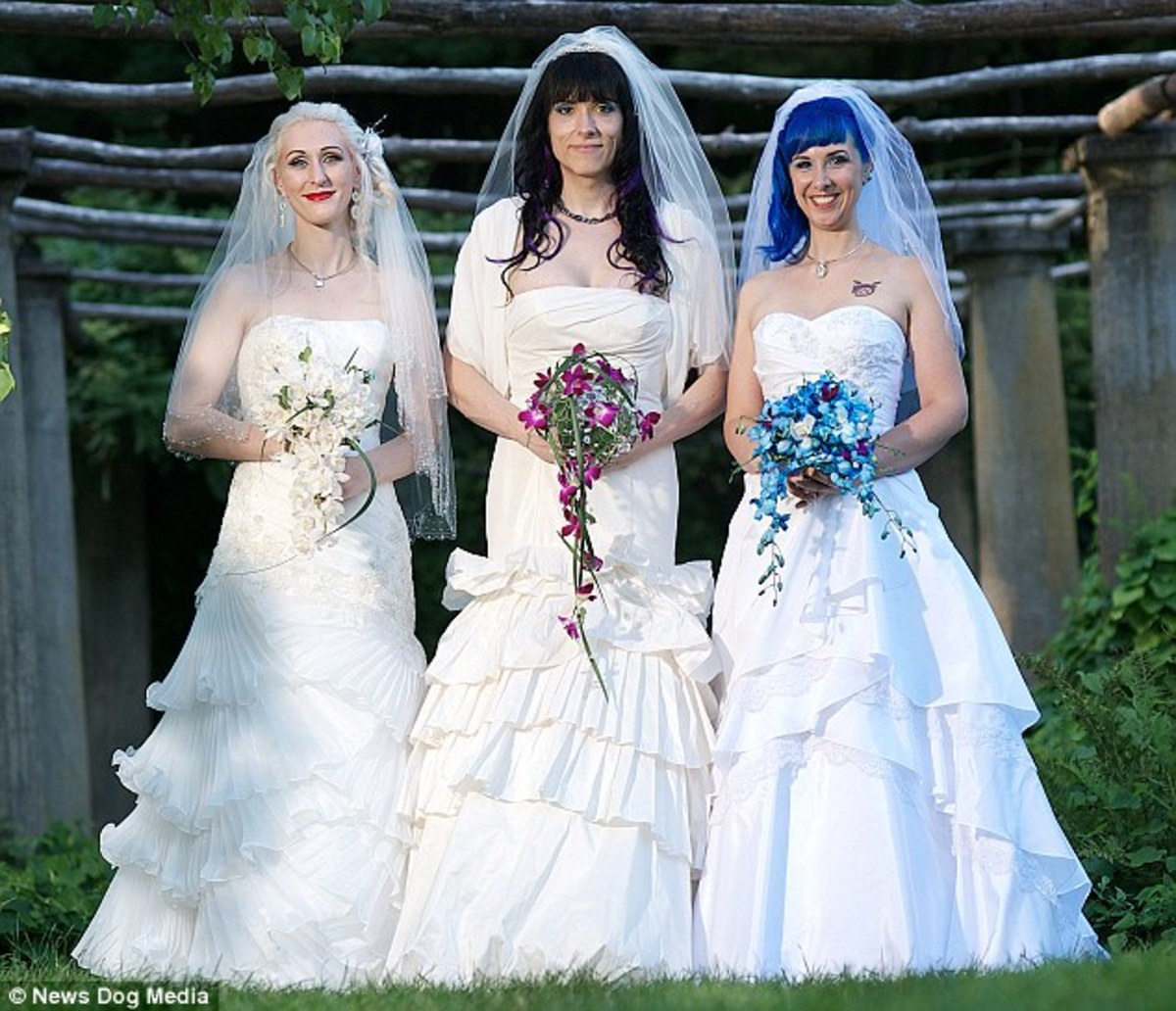 Αυτές οι τρείς γυναίκες παντρεύτηκαν μεταξύ τους και περιμένουν και παιδί!